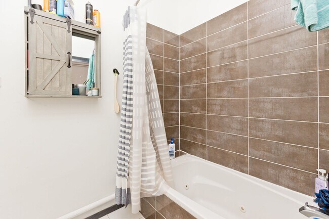 Building Photo - 2011 W Division St