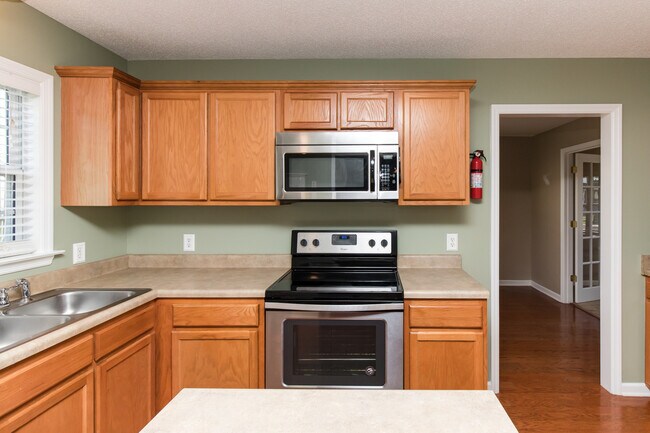 Building Photo - 4 Bedroom 2 Bath