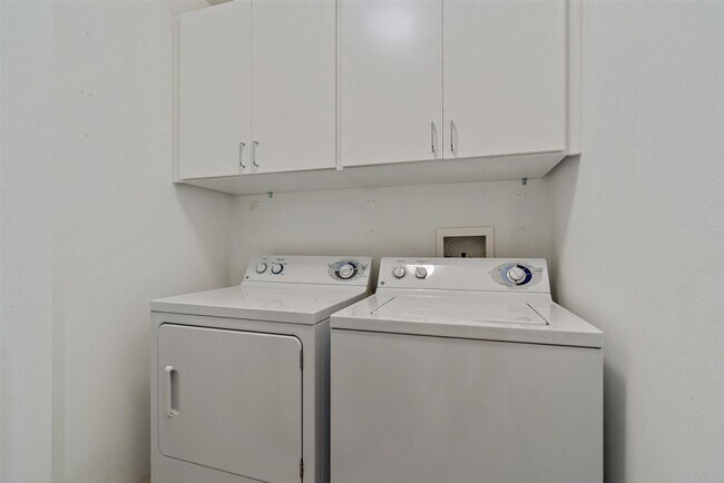 Building Photo - 2BR/2BA Lake View Condo in Heritage Oaks Golf & Country Club