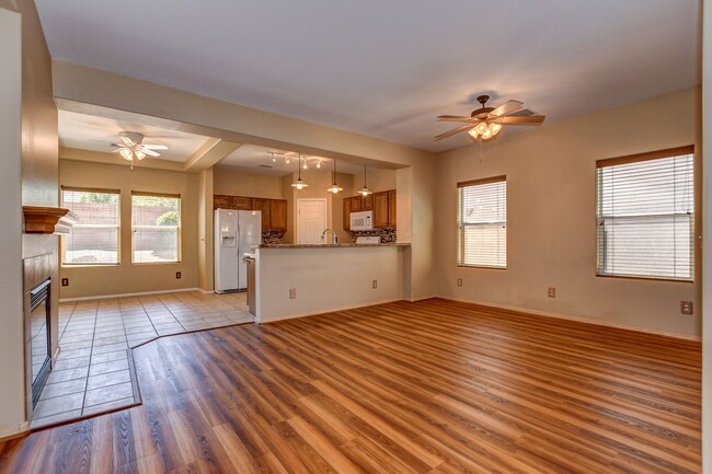 Building Photo - Beautiful 2 bed + den, 2 bath townhome in ...