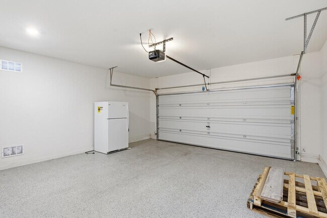 Building Photo - 16664 W Christy Dr