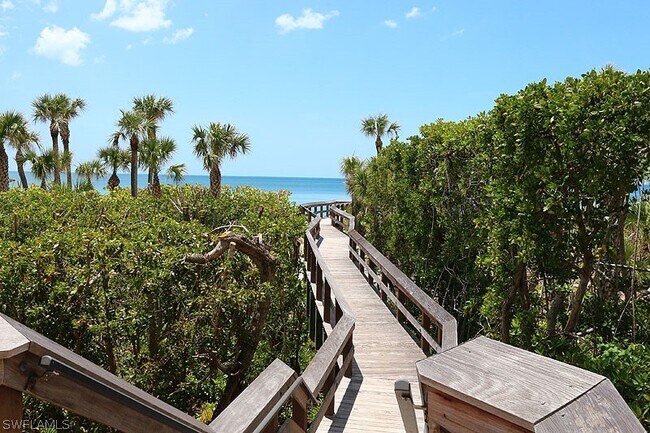 Building Photo - 8231 Bay Colony Dr