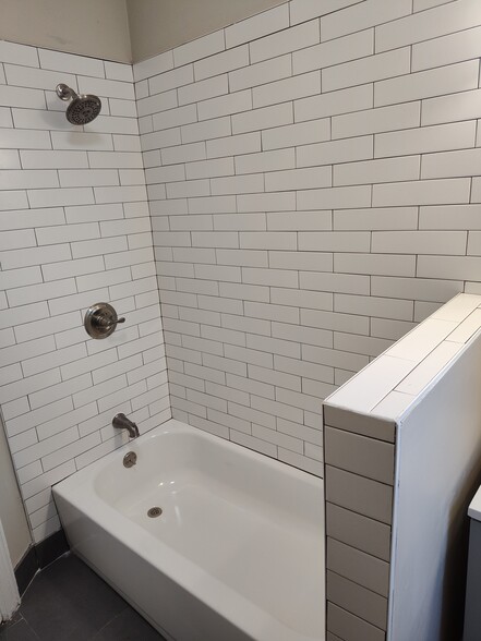 Bathroom Tub - 1224 Eckert Ave