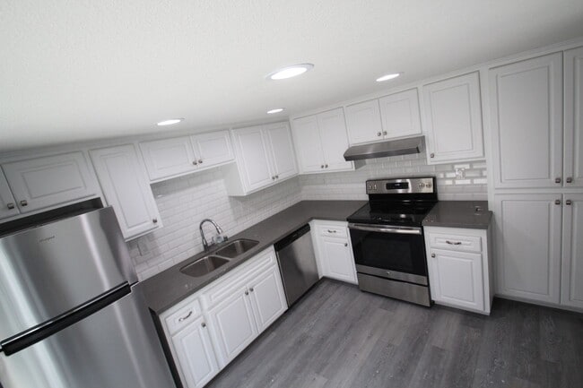 Building Photo - Gorgeous, Multi-Level 3 BD, 2 BA in North ...