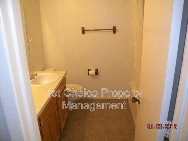 Building Photo - 996 Meadow Cir S