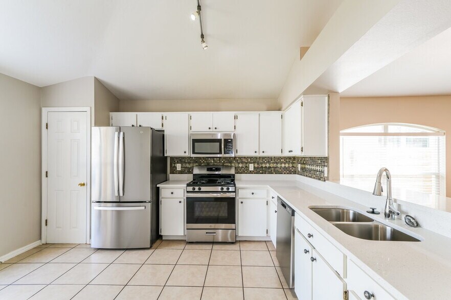 Building Photo - 29324 Birds Eye Dr