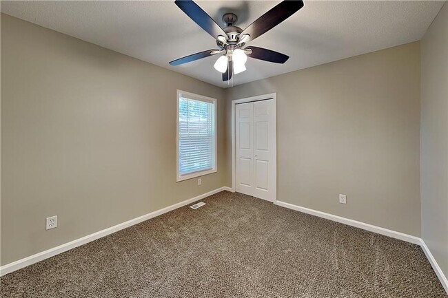 Building Photo - 6778 Oakhurst Ct
