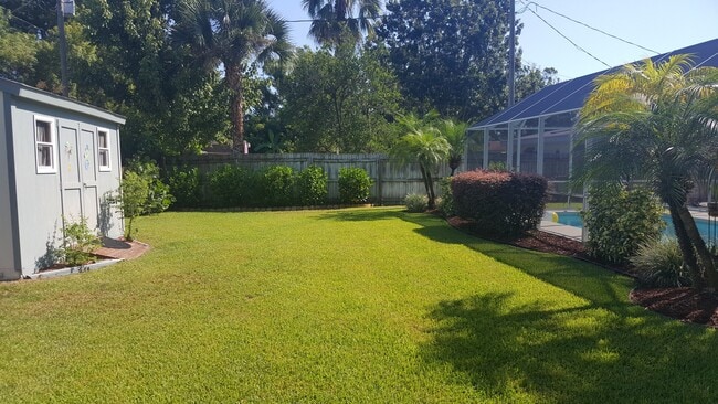 Building Photo - 3 bedroom 2 bath home with screened in pool (coming soon)