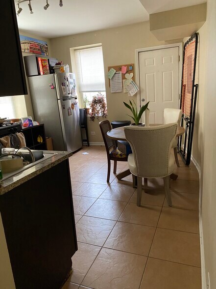 Kitchen - 1408 N Maplewood Ave