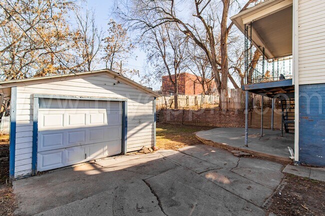 Building Photo - Available Now! | Bright 3 Bedroom / 2 Bathroom Home | 13th & Martha
