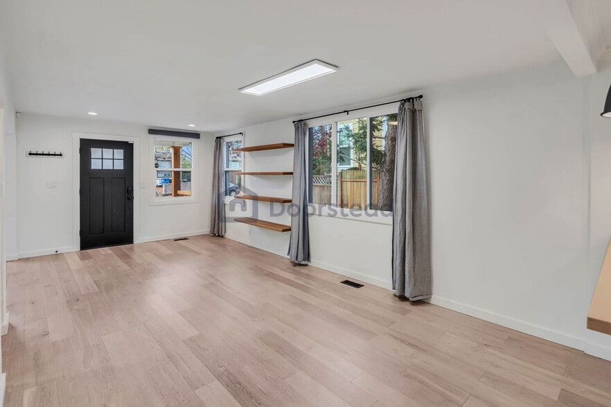 Building Photo - 924 24th Ave S