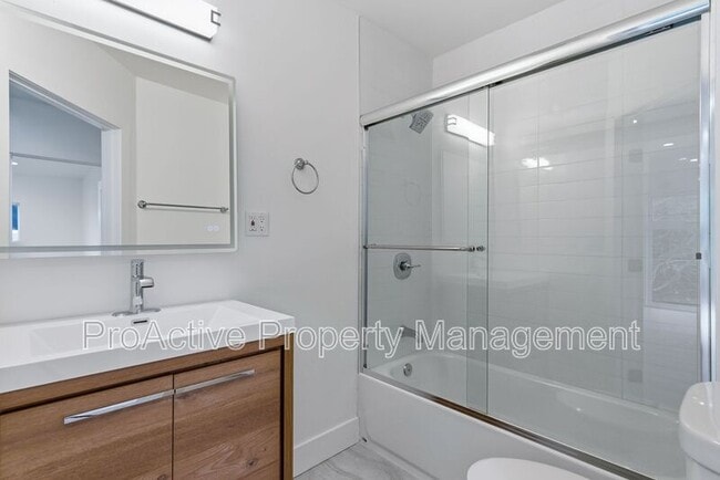 Building Photo - 2409 Yorkshire Dr