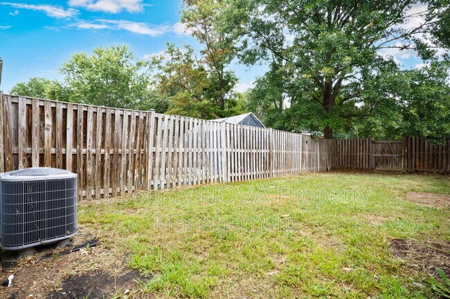 Building Photo - 17 Heather Ln