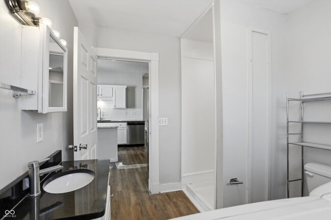 Building Photo - 512 N Beville Ave