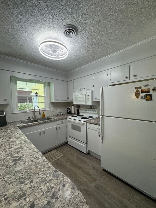 Building Photo - FULLY FURNISHED Wooded Oak Island area  3 Bed/1 Bath