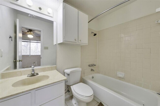 Building Photo - 9802 Hundred Oaks Cir