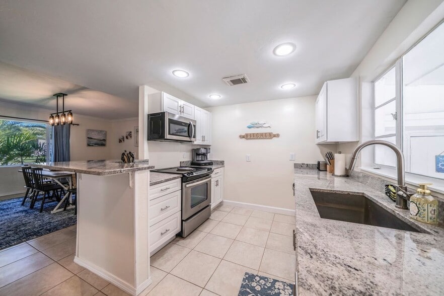Building Photo - 4464 E Riverside Dr