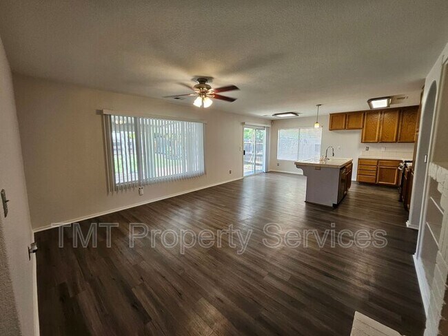 Building Photo - 3533 Des Moines Dr
