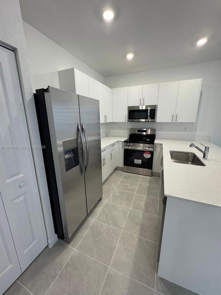 Building Photo - 635 SE 13th St Cir