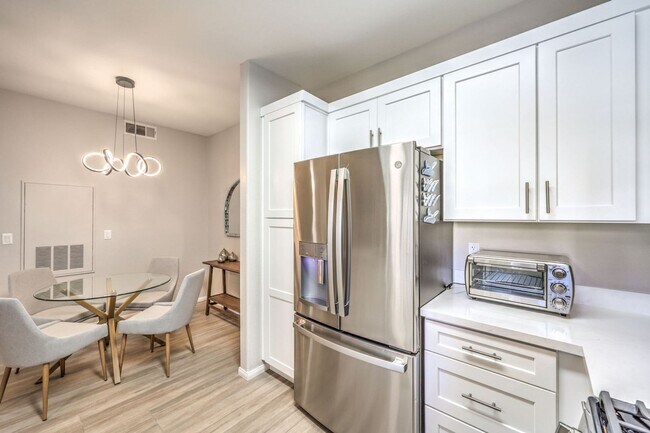 Building Photo - fully furnished, 1 bed, 1 bath condo in gated community
