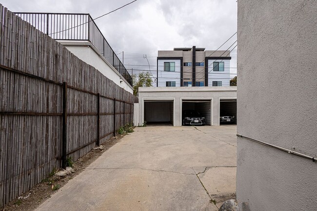 Building Photo - Bright and airy 2-bedroom 2-bath in Mid- City