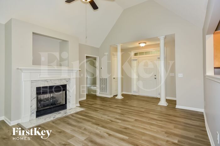 Building Photo - 554 Summit Way