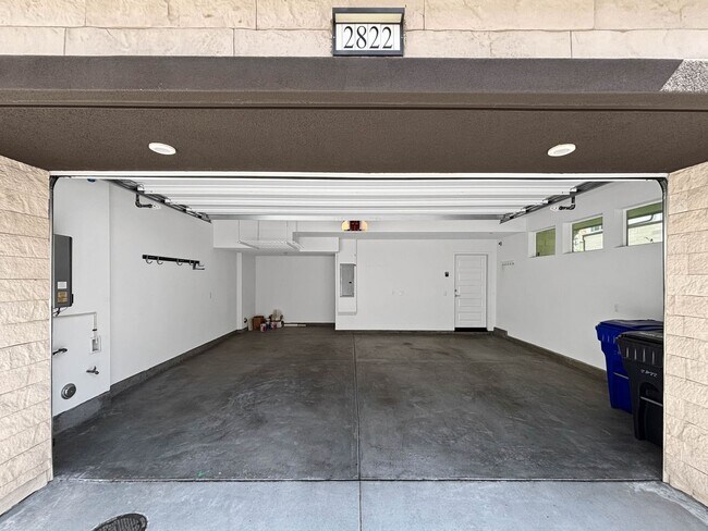 Building Photo - Stunning 3BD/2.5BA Townhouse in Mission Va...