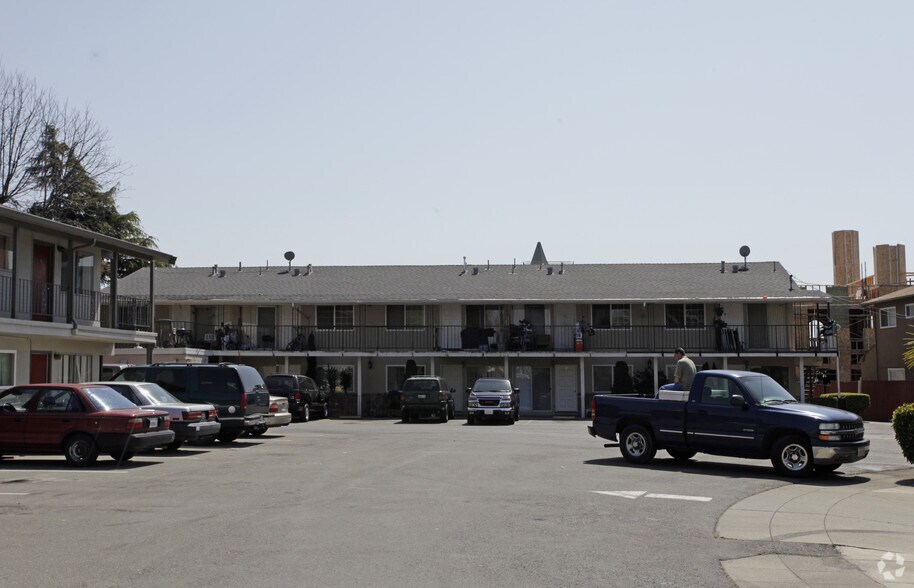 Building Photo - 302 Dumont Ave