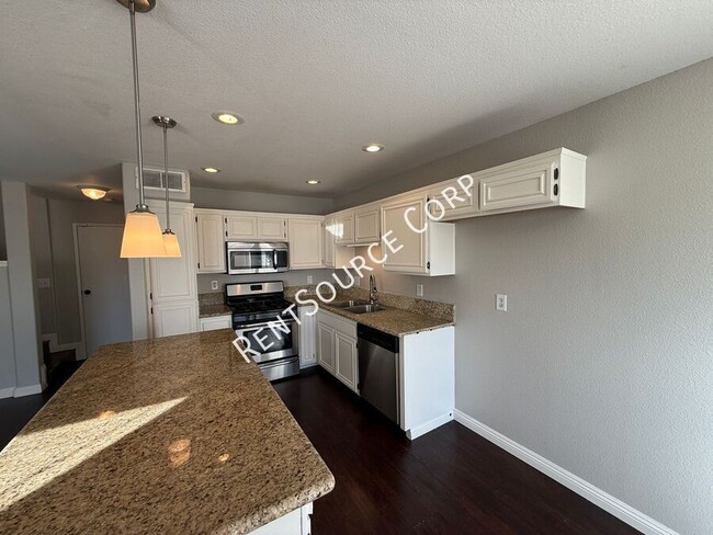 Building Photo - 2 Bedroom/2.5 Bathroom Two Story Town Home...