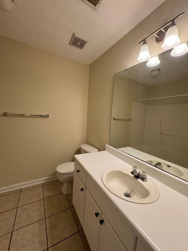 Building Photo - Lovely 2 Bedroom King's Grant Condo