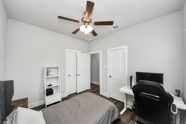 Building Photo - 1743 Cove Cres Ct