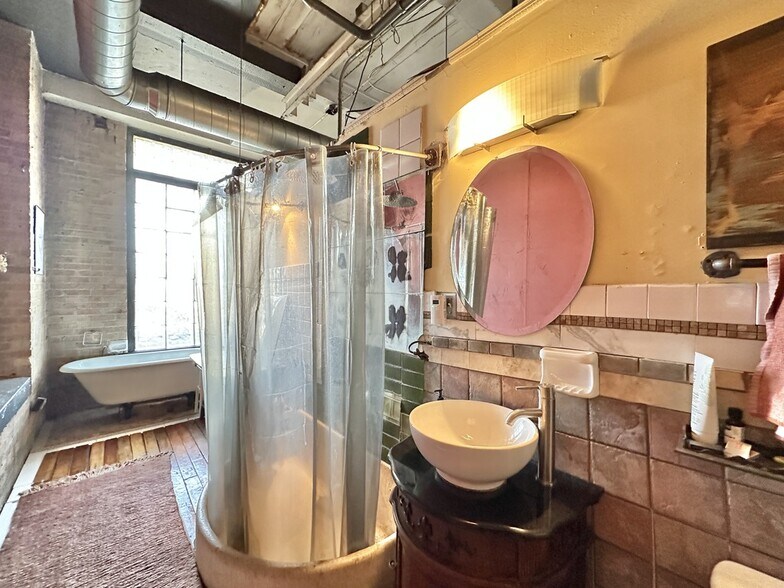 Building Photo - 3144 W Carroll Ave