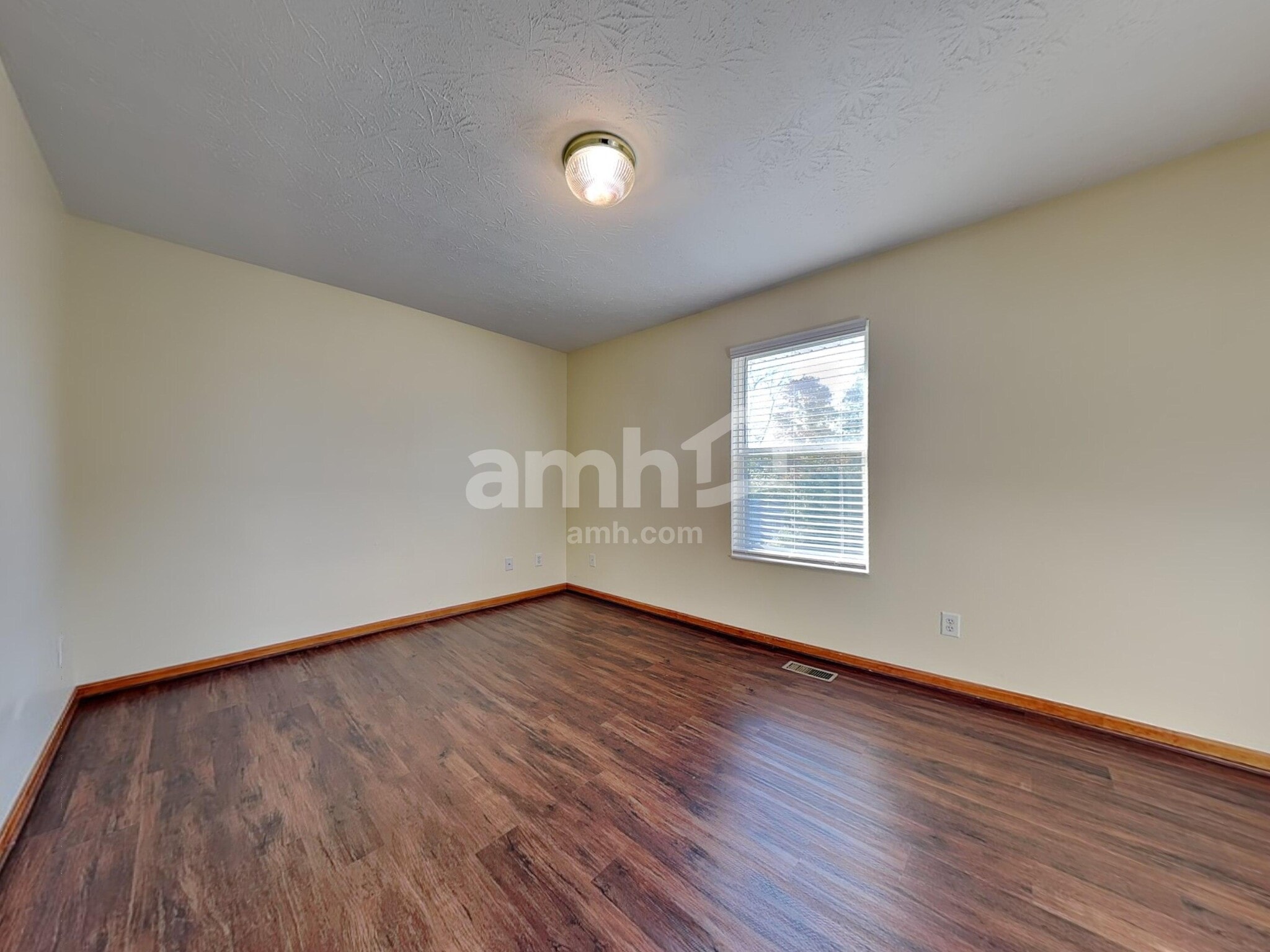 Building Photo - 6088 Lakewood Dr