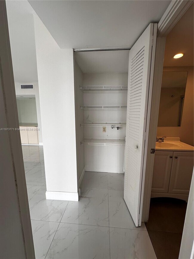 Building Photo - 3731 N Country Club Dr