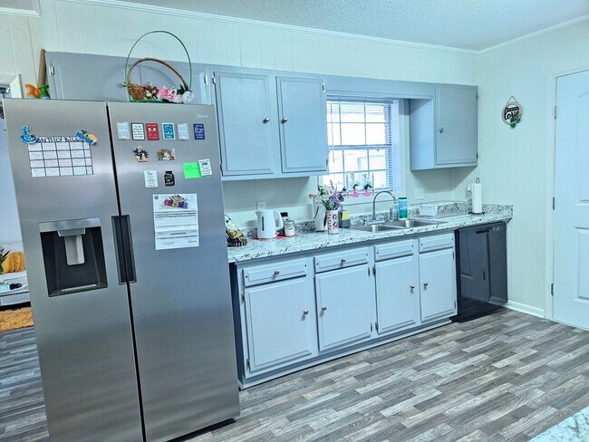 Building Photo - 3 BEDROOM