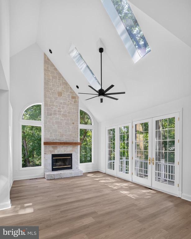 Building Photo - 221 Spring Race Ct