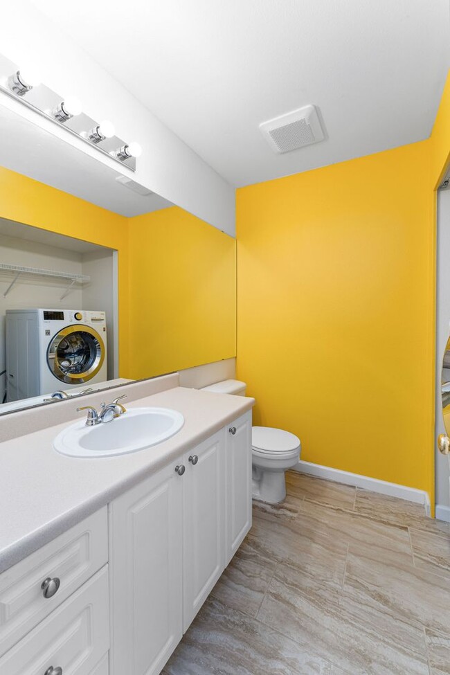 Building Photo - Spacious Townhome in Bellevue College Neig...