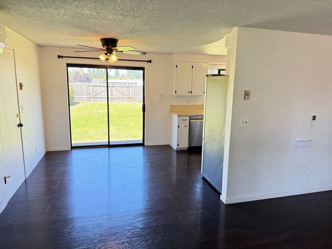 Building Photo - Discover this 3-bedroom 2-bathroom house in a great neighborhood!
