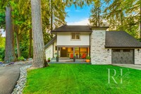 Building Photo - Stunning Lake Front