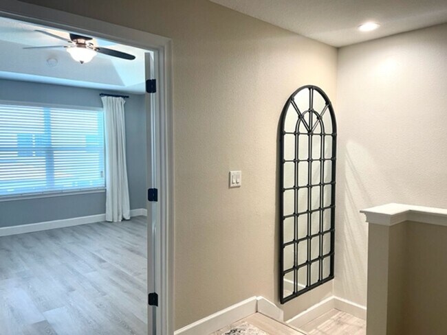 Building Photo - 3/2.5 ANNUAL/FURNISHED  TOWNHOUSE- GORGEOU...