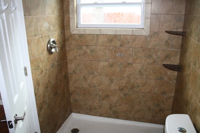 Building Photo - Beautifully Updated 2 bed 2 bath in  Seven Springs