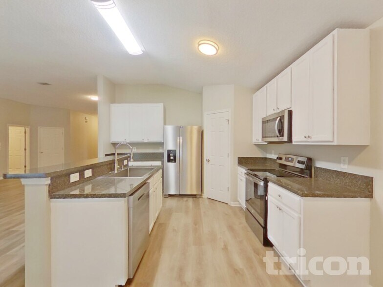 Building Photo - 15180 Bareback Dr