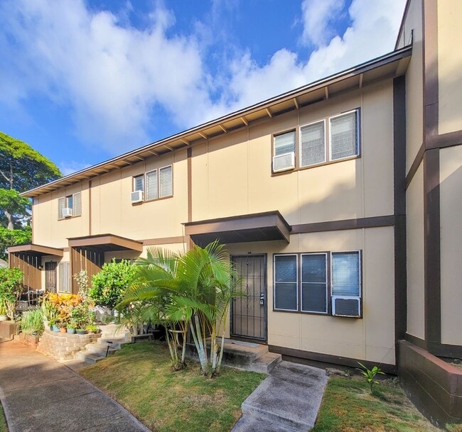 Building Photo - 2 Bedroom Unit, 1.5 baths with one assigne...