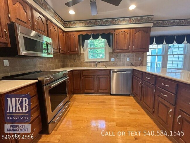 Building Photo - 5175 Lakeland Dr