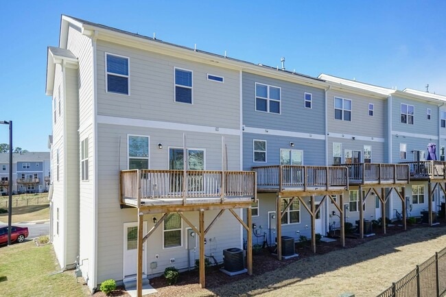 Building Photo - Four Bedroom Townhome!