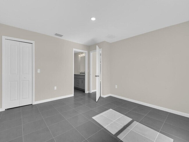 Building Photo - 1110 NW 18th Ave