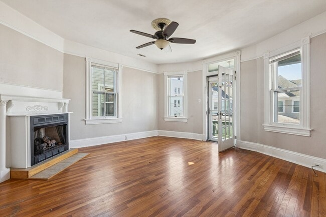 Building Photo - BEAUTIFUL Second Floor Unit in Olde Towne!