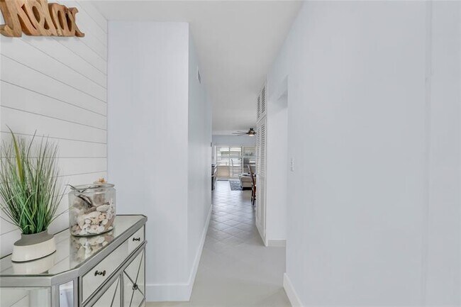 Building Photo - 1198 Hillsboro Mile