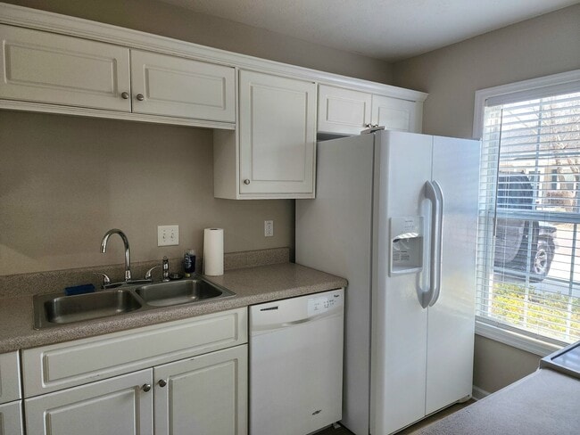 Building Photo - Like New Townhome