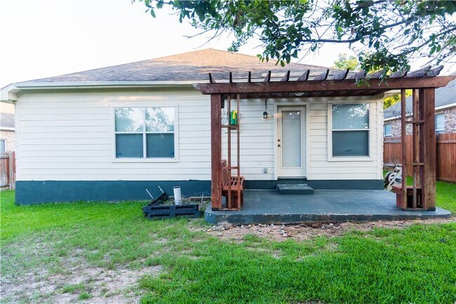 Building Photo - 3660 Pine Needle Cir